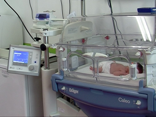 Bebelus in incubator